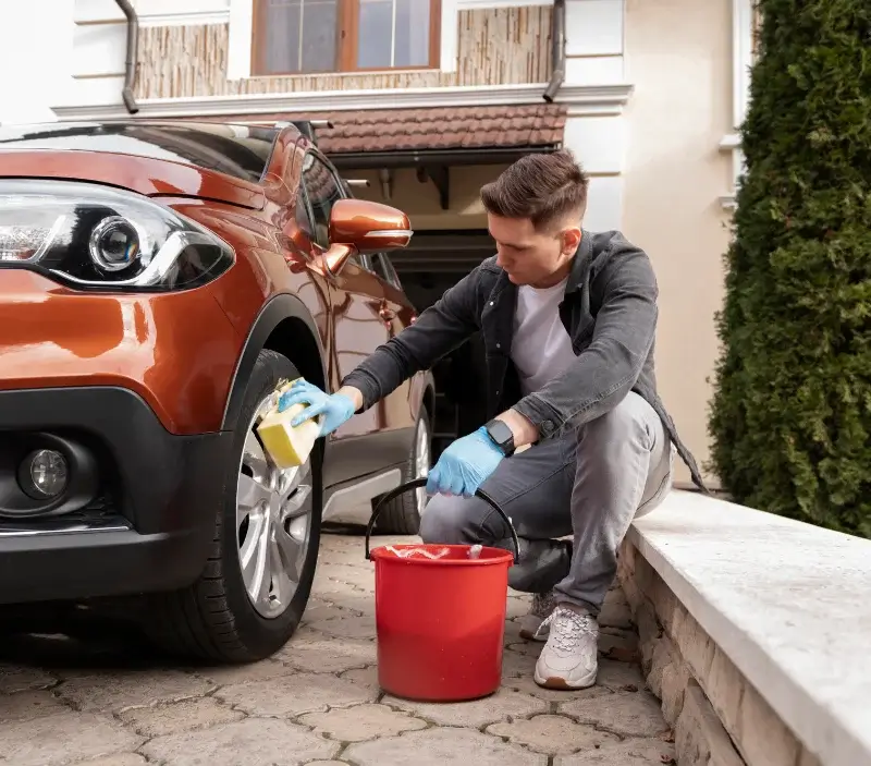 Lavage auto à domicile Rustiques : professionnel intervenant sur un véhicule